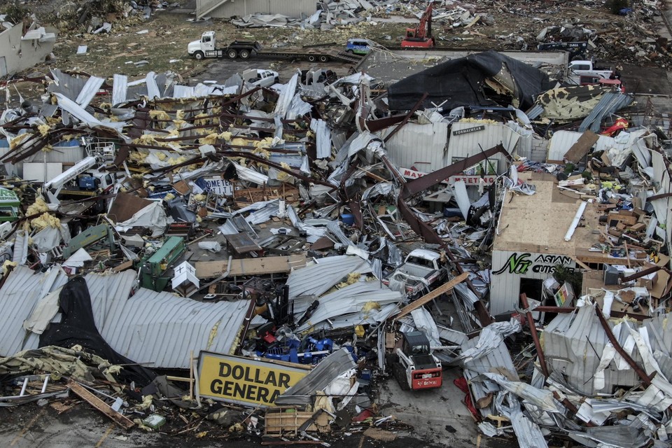 Alles is vernield na de passage van tientallen tornado’s door zes Amerikaanse staten. 