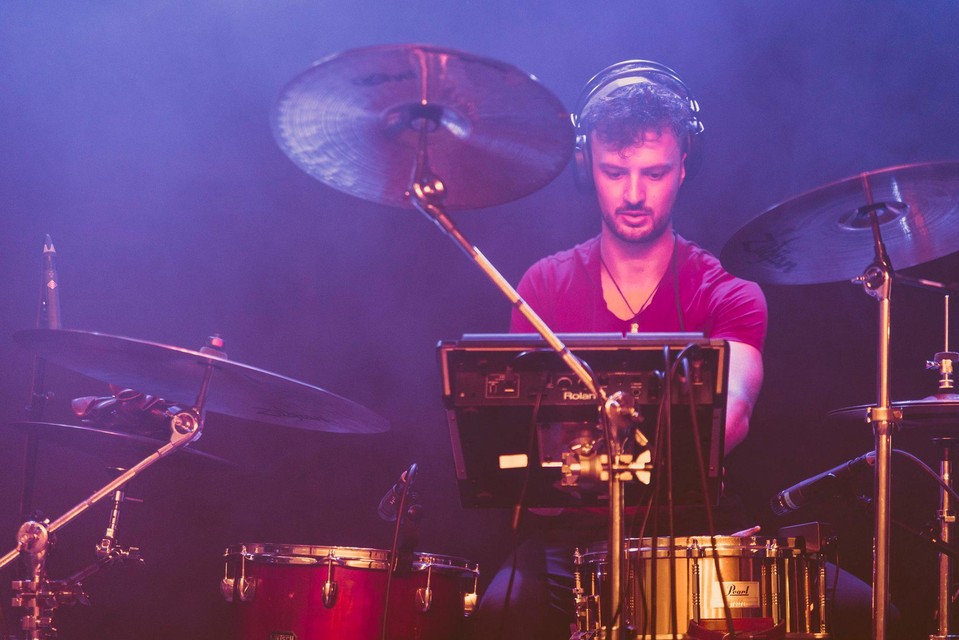 Marius Couvreur achter de drums  
