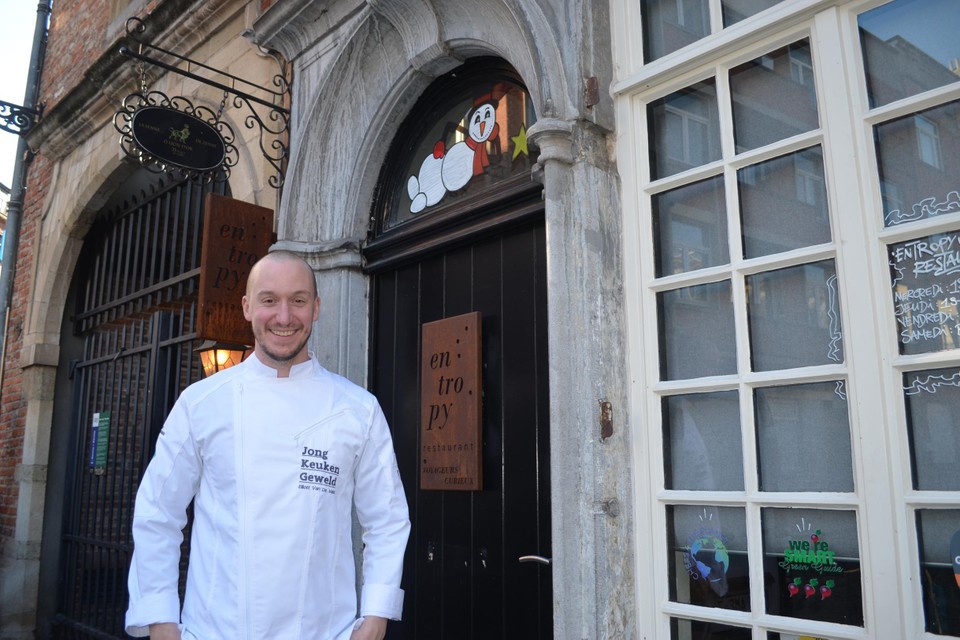 Jonge chef Elliott Van de Velde (33) van Entropy Restaurant is een van de 54 jonge chefs die meedoen aan Jong Keukengeweld 2023.