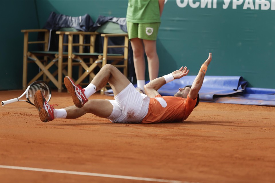 Djokovic beet in het zand in de finale in Belgrado. 