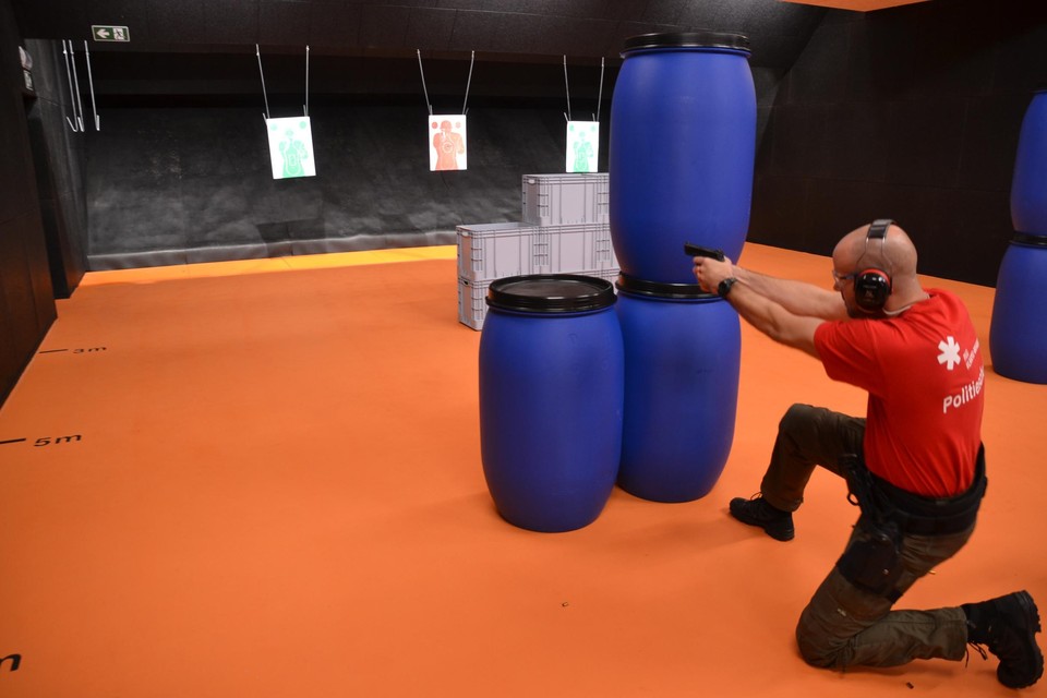 Training in de schietstand hoort uiteraard ook bij een politieopleiding. 