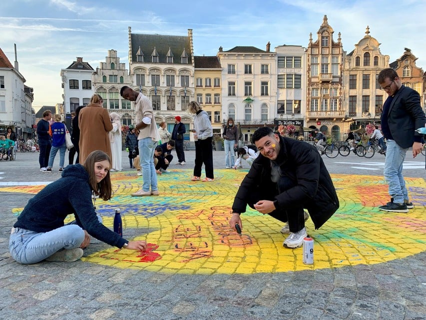 Luna Cuypers en Ilias El Kostit brengen hun boodschap aan in de vlam.