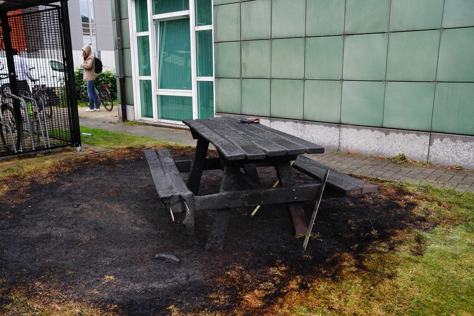 Uitgebrande picknicktafel aan de Bloemekenswijk