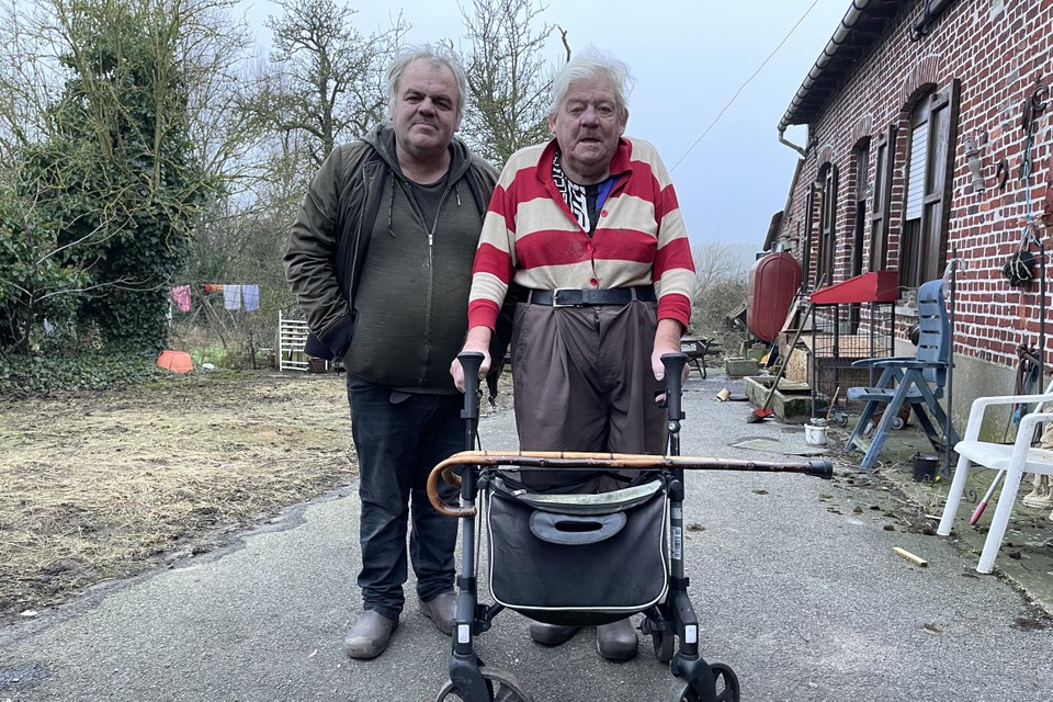Marc (links) en zijn intussen overleden vader Joël aan hun boerderij, hier in 2022.