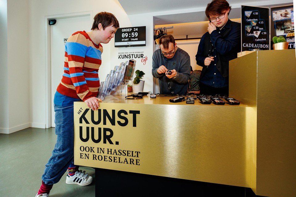 Cathy (links) is een van de gasten van Sjarabang die dinsdag aan de slag ging in Het Kunstuur.