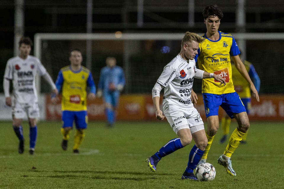 Cédric Deceuninck, hier rechts op archiefbeeld tegen KVK Westhoek, moest even wennen aan het hogere niveau: “Op het juiste moment ben ik in de ploeg gekomen, maar ik besef dat er week na week moet geknokt worden voor een basisplaats.”