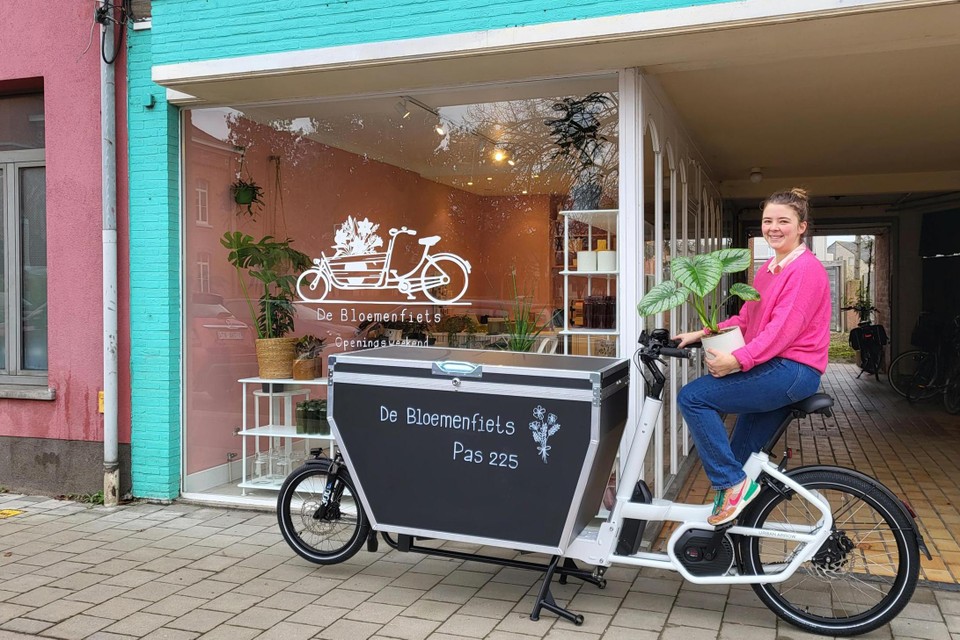 Wie Stien De Rooy binnenkort met haar bakfiets door Geel ziet rijden, weet dat ze onderweg is om iemand blij te maken met een bloemetje.