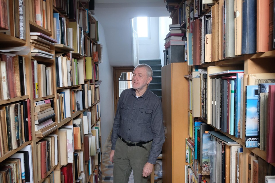 Jacques Decru in zijn natuurlijke biotoop, tussen de boeken.