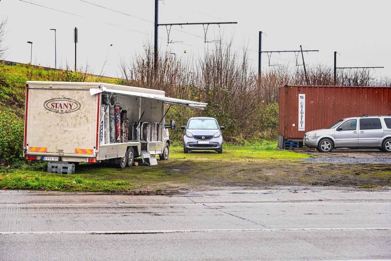 Doorzettende Tapijtenverkoper Opent Nu Kraam In Bestelwagen Maar Weer Zonder Vergunning