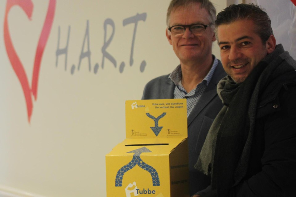 Schepen van Sociale Zaken Mathieu Mas en directeur ouderenzorg Geert Leliaert stellen het participatiemodel ‘Tubbe’ voor.