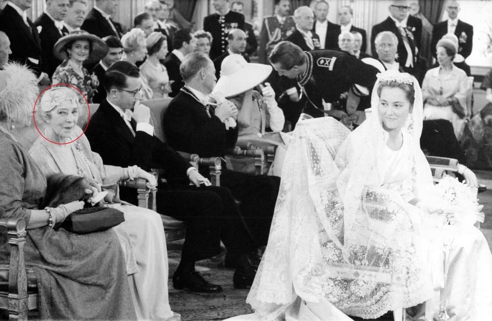 Koningin Elisabeth (links op de foto, omcirkeld in het rood) volgde het huwelijk van Albert en Paola van op de eerste rij. 