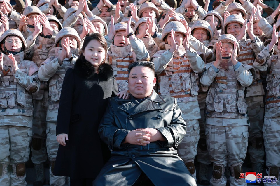 Plots is ze daar. Kim Ju-ae samen haar papa op de foto. De verschijning botst wel met de Noord-Koreaanse tradities.  
