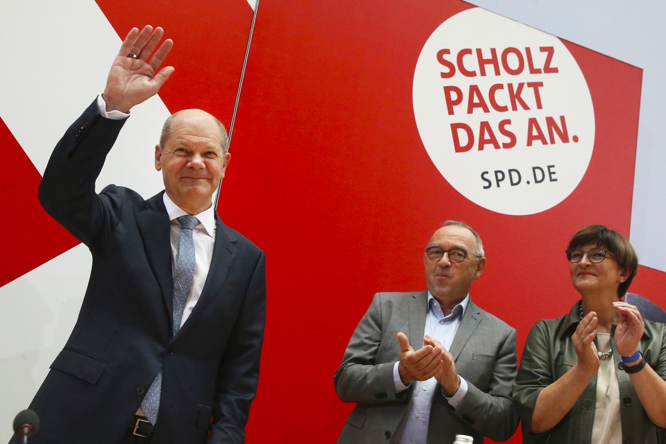 Olaf Scholz mag dan met de SPD -nipt- gewonnen hebben, hij is nog lang geen Bondskanselier. Hij heeft de regie niet in eigen handen. Laschet geeft niet af en groenen en liberalen zijn onder elkaar gesprekken begonnen.