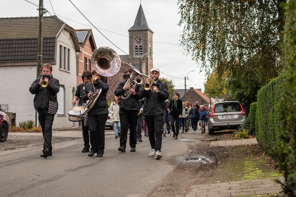 De wegel werd ingehuldigd met een optocht door het dorp.