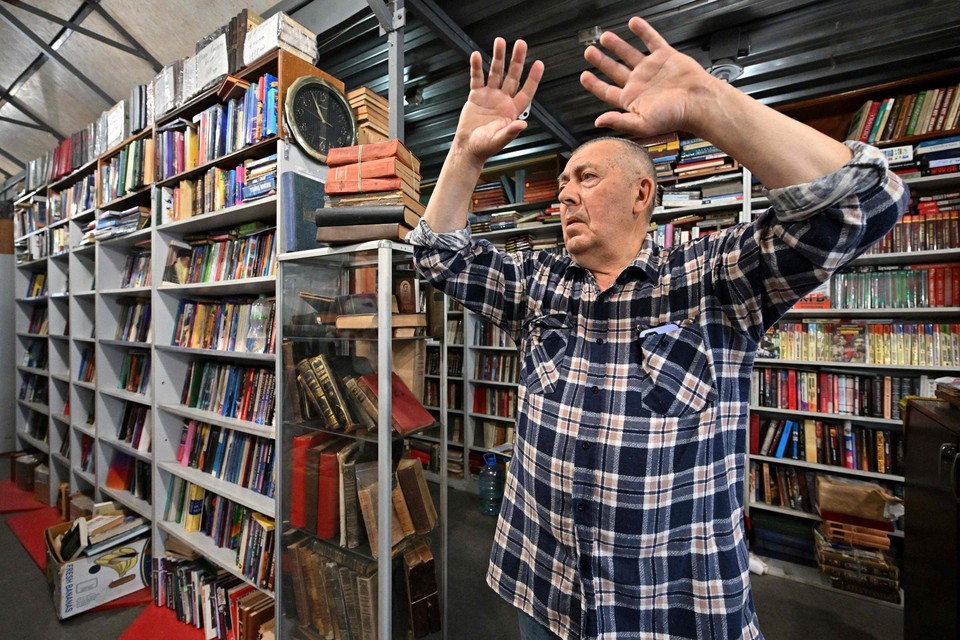 Een boekhandelaar in Kiev maakt zich  druk over het wettelijke verbod op hedendaagse Russische literatuur.  Toch krijgt de maatregel weinig kritiek in Oekraïne. 