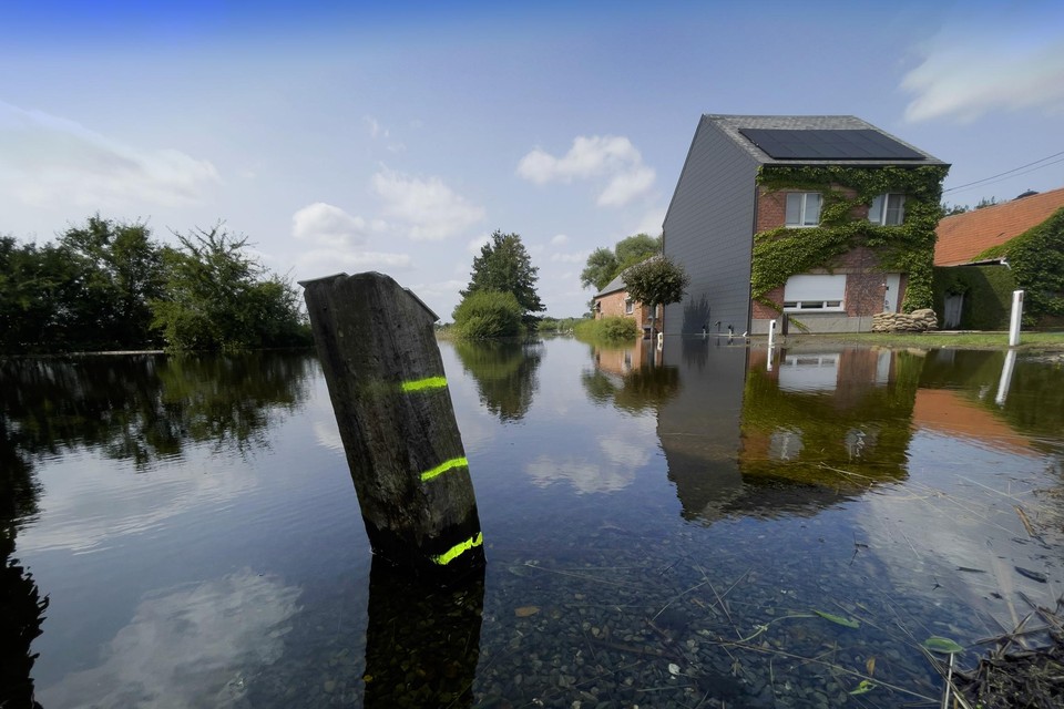 In de Neerstraat (foto) en Stationsstraat in Schulen staat het water op sommige plaatsen nog steeds tot tegen de gevels van huizen. “Mensen zijn nog altijd aan het vechten om het water buiten te houden”, zegt burgemeester van Herk-de-Stad Bert Moyaers.
