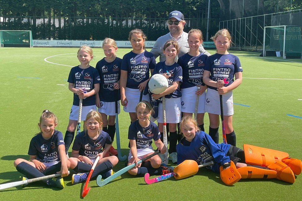Trainer/coach Frederick met zijn U10-meiden van de Herentalse hockeyclub Artemis. De meisjes zijn kampioen in hun divisie. 