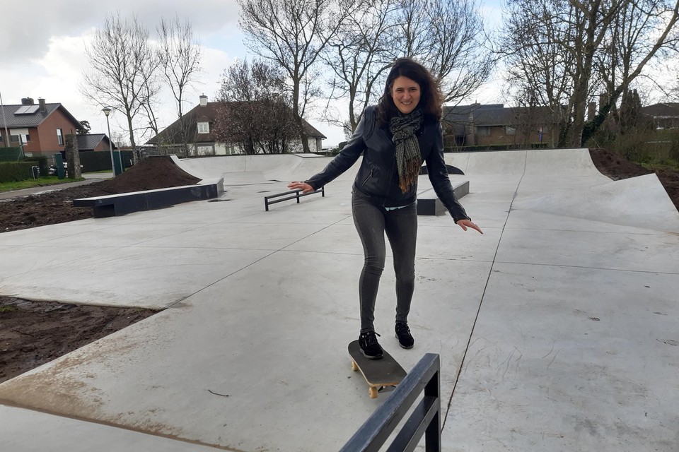 Schepen Pascale Baert probeert alvast zelf haar evenwicht te houden op het nieuwe skatepark.
