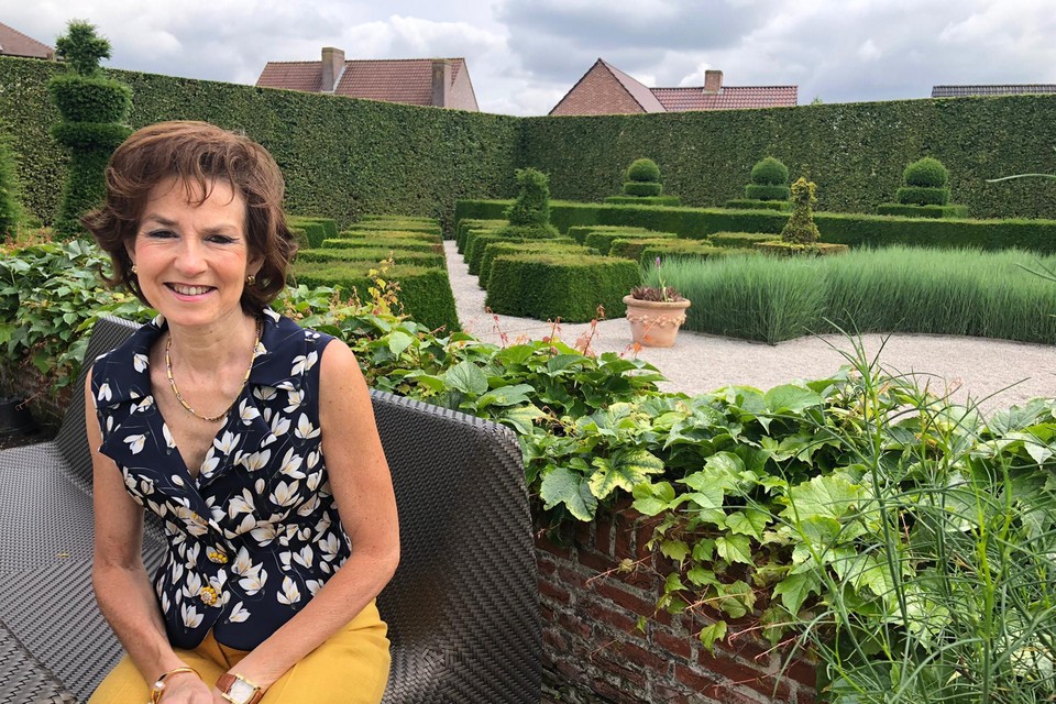 Schatting peddelen tuin Bernadette (58) elke namiddag te vinden in haar Engelse tuin: “Wij gaan  nooit op reis in de zomer want dan heeft de tuin te veel verzorging nodig”  (Zedelgem) | Het Nieuwsblad Mobile