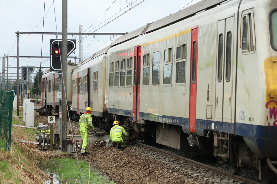 Ravage na treinongeval wordt duidelijk: treinverkeer tussen Lokeren en Sint-Niklaas nog week lang onderbroken (Sint-Niklaas)