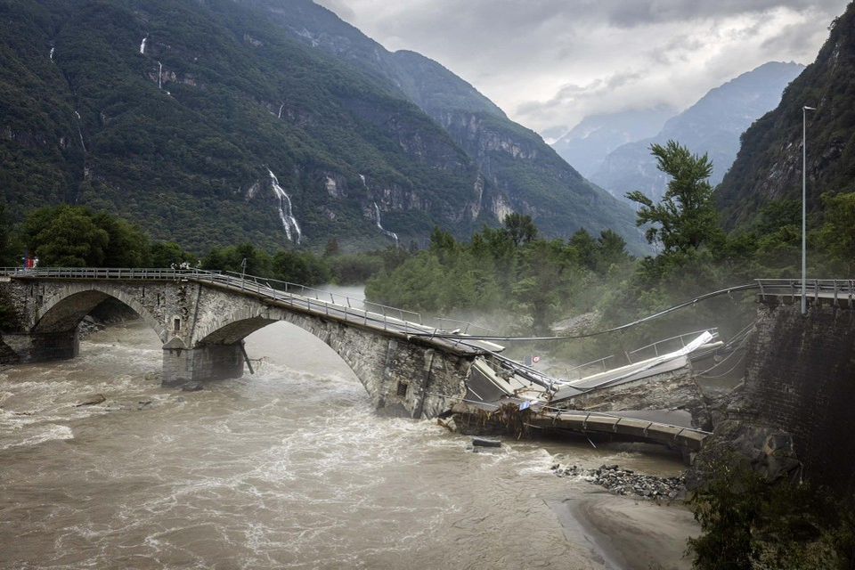 De Vislettobrug in Cevio, in de Maggia-vallei in Ticino, werd rond 3 uur ’s nachts weggespoeld door de kolkende rivier. — © EPA-EFE