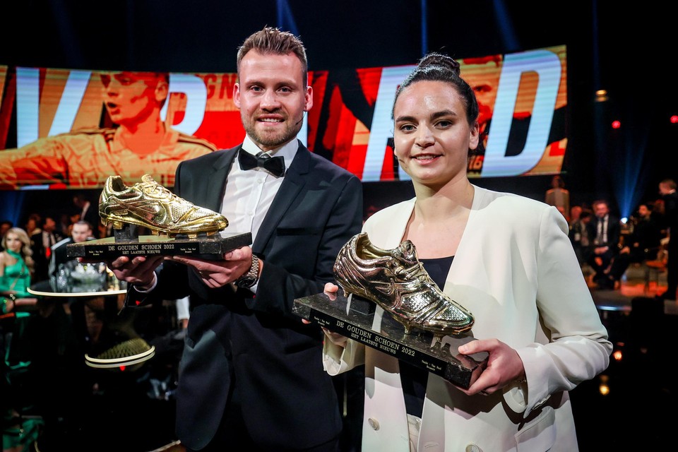GOUDEN SCHOEN 2022. Keepers Simon Mignolet en Nicky Evrard winnen Gouden Schoen, ook Genk in de prijzen | Het Nieuwsblad Mobile