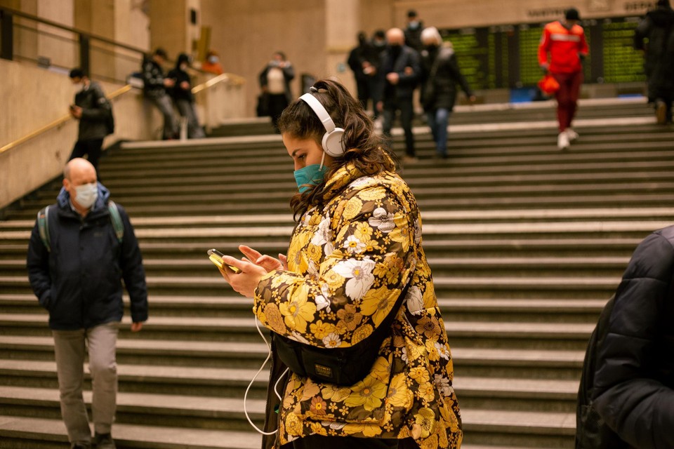 The performance by Dan Musset (here in Brussels) takes place in the Central Station.  