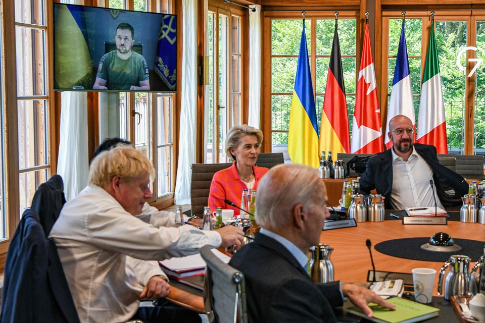 De Oekraïense president Volodimir Zelenski sprak maandag de G7-top toe via een videoverbinding. 