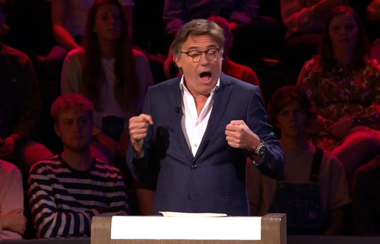 Erik Van Looy aan een parachute. Zo ziet dat er dus uit.