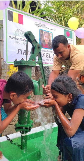 Kinderen drinken van de waterput die is opgedragen aan Firdaous.