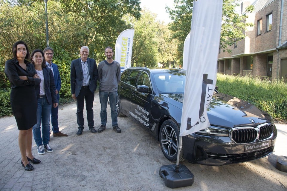 De wagen heeft een verbrandingsmotor, maar kan tegelijk ook volledig elektrisch rijden.