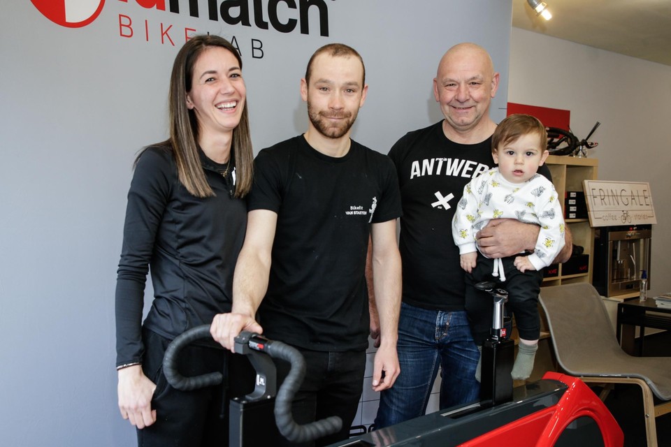 Michael Van Staeyen – bijna renner af in zijn bikelab – omringd door vriendin Joyce en opaatje Pat Van Staeyen, drager van de jongste telg van de Schotense wielerfamilie: Ivar. 