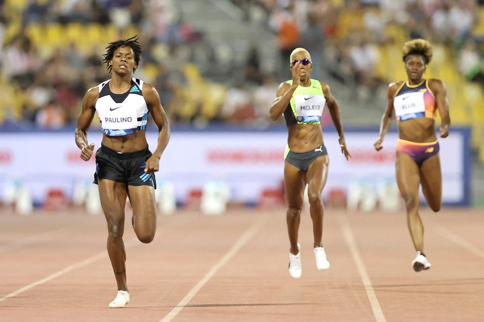 Marileidy Paulino (links) is verrassende de snelste op de 400m in Doha. 