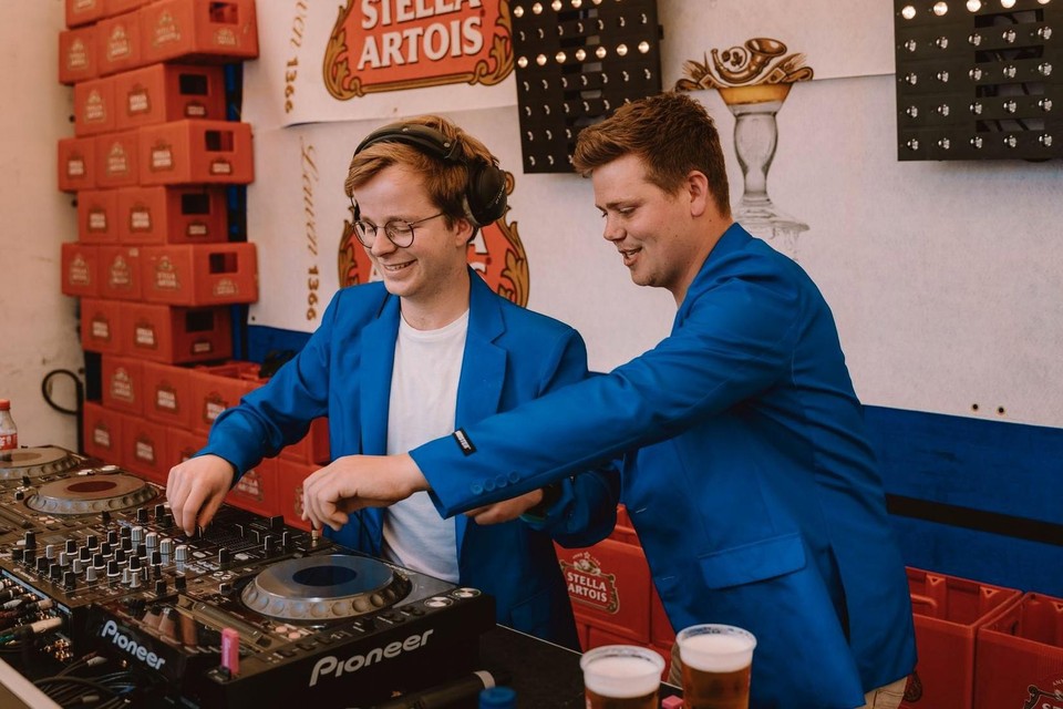 Thomas Wouters (links) en Sander Smets (rechts) vormen samen het dj-duo Hiejete Golven. Zij doen de ultieme warming-up van Studio Vibe op de Stellastage.