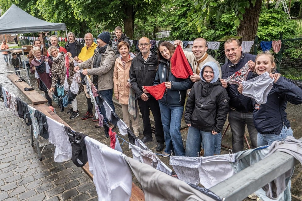 A lot of enthusiastic residents help to hang the panties.
