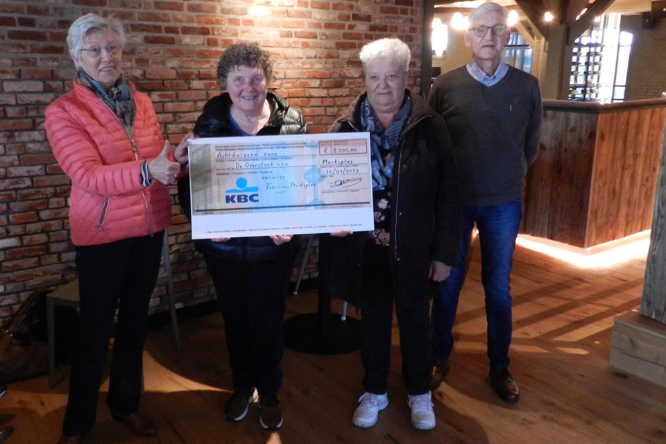 Vrijwilligers van De Oversteek namen een cheque van 8.000 euro in ontvangst.