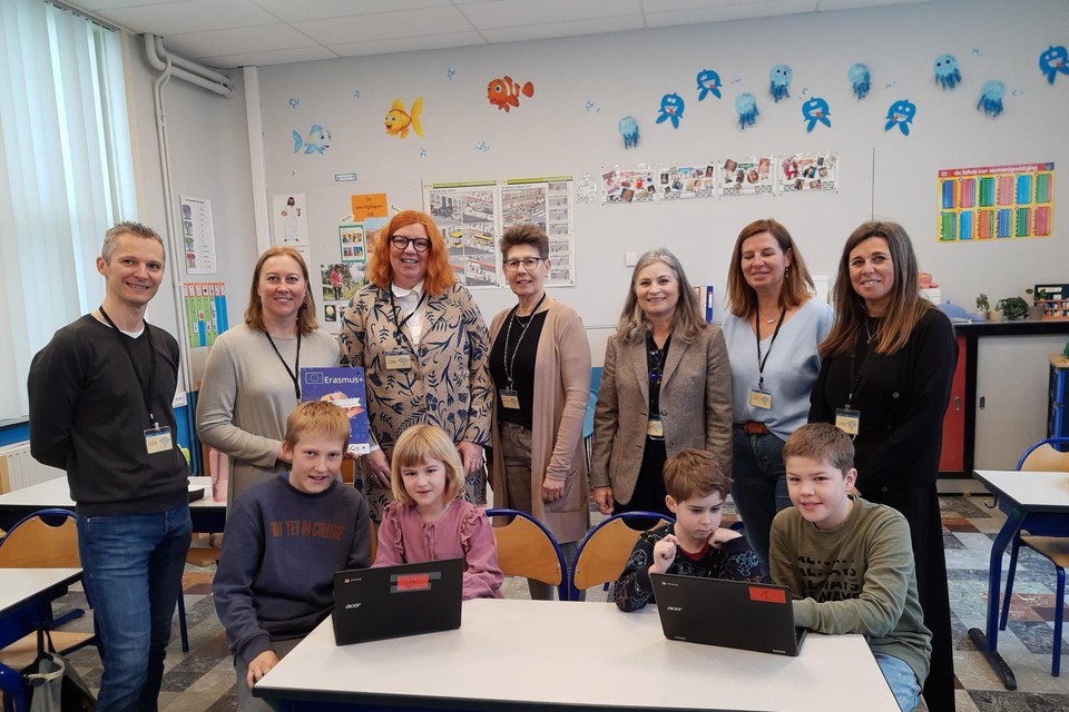 Een delegatie uit Zweden en Portugal is momenteel streek deze week in Rollegem-Kapelle neer om er te leren van de plaatselijke school.