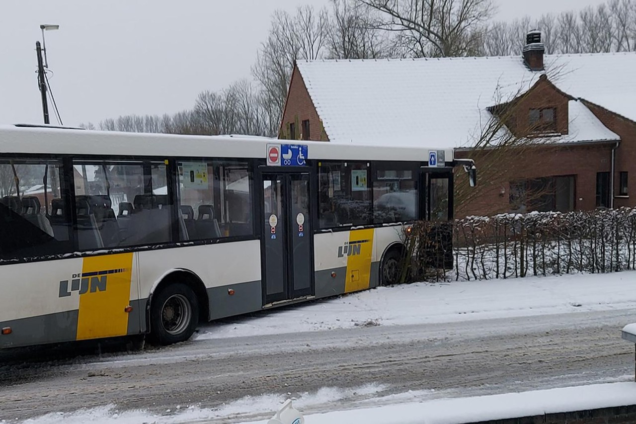 Hertogin vleet Zelden Bus De Lijn schuift van de weg (Geraardsbergen) | Het Nieuwsblad Mobile