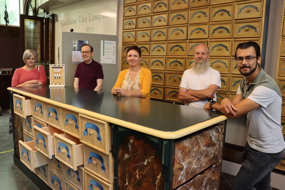 Enkele medewerkers aan het replica meubel uit de 18de eeuw dat het Apotheekmuseum van Maaseik sinds woensdag rijk is. 