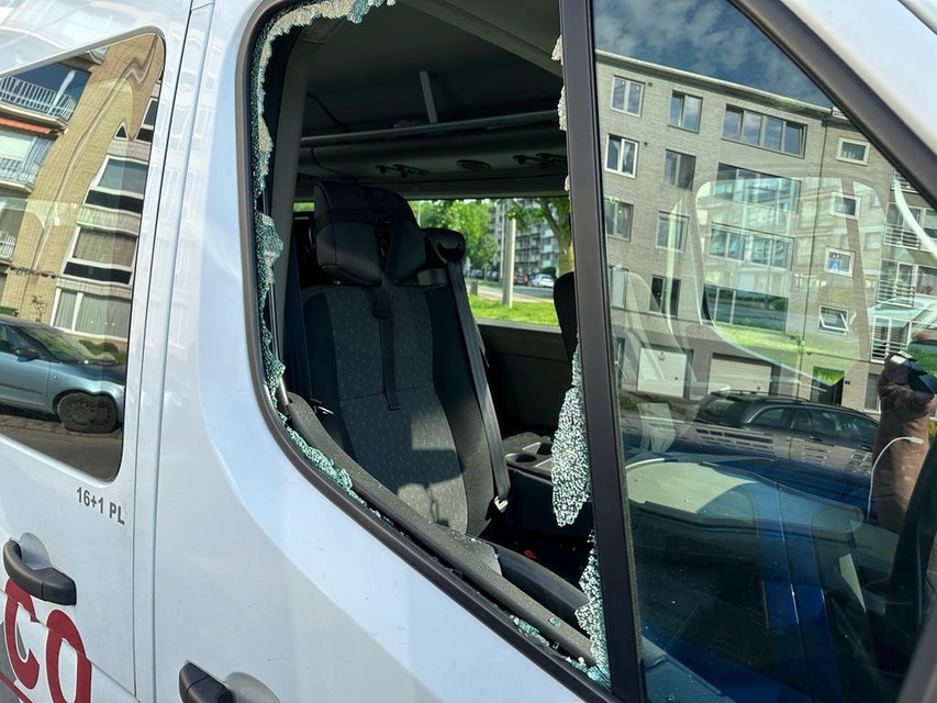 Ook het raam van een geparkeerde minibus werd ingeslagen.