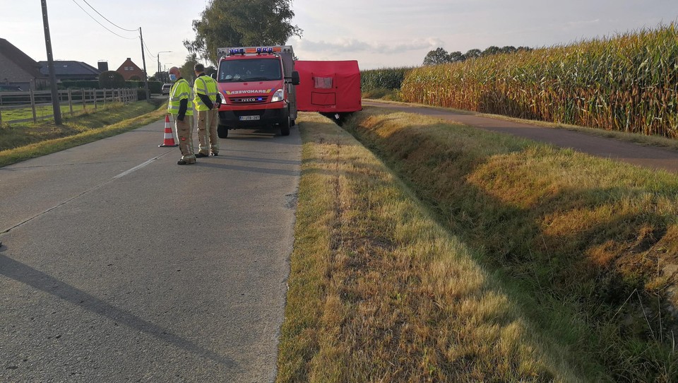 Het bandenspoor geeft aan dat de motorrijder rechtdoor van de baan afweek.