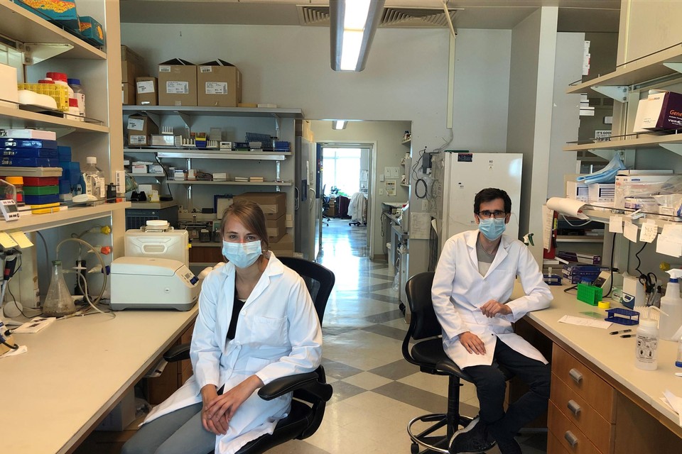 Frederik Denorme en Irina Portier in het labo in Utah. 