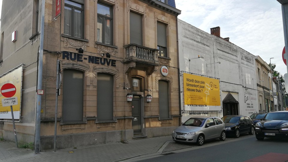 De Rue Neuve (links) en de witte gevel waar ooit de Sol y Sombra het mooie weer maakte. Later kwam er onder meer een karaokebar. De panden werden vorig jaar gesloopt voor appartementen.