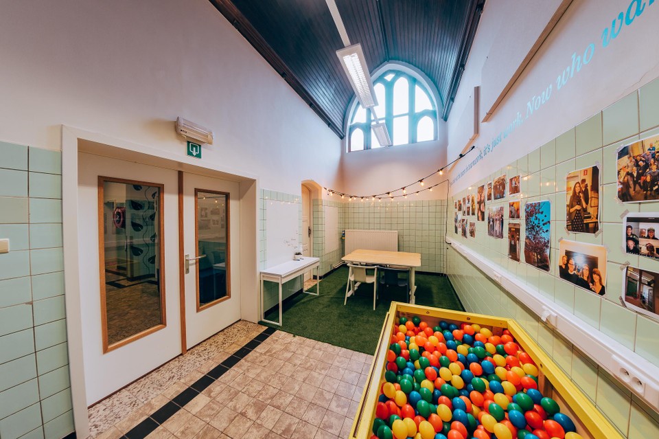Ontspannen kan onder meer in het ballenbad.