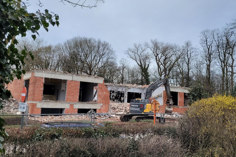 Het oude gemeenschapscentrum wordt heropgebouwd als nieuw gemeentehuis.