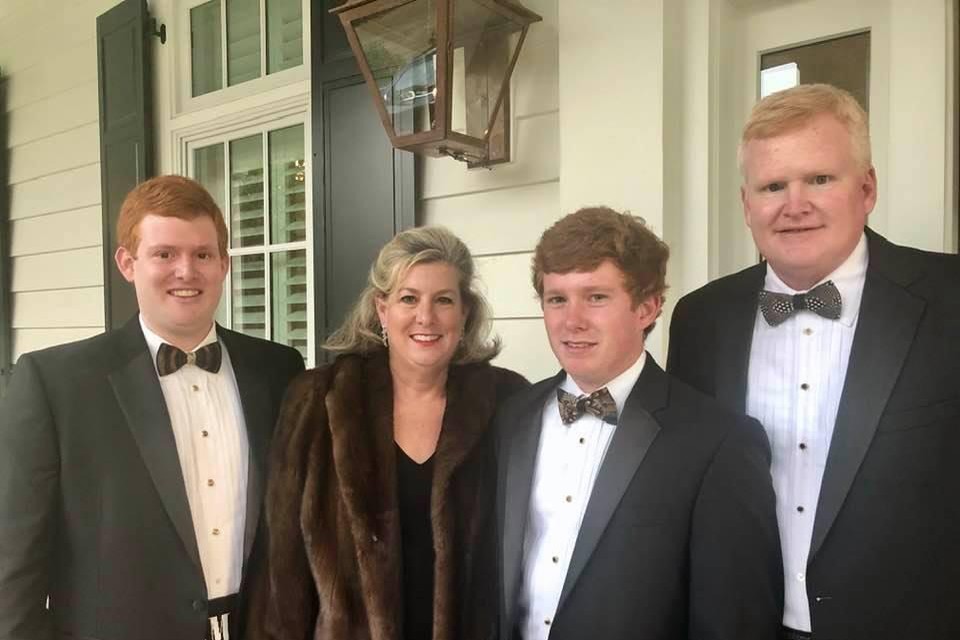 De familie Murdaugh. Moeder Margaret en jongste zoon Paul (in het midden) werden in juni doodgeschoten. Vader Alex (rechts) liet zich drie maanden later zelf neerschieten in de hoop dat zijn oudste zoon Buster (links) dan 10 miljoen dollar levensverzekering zou krijgen.