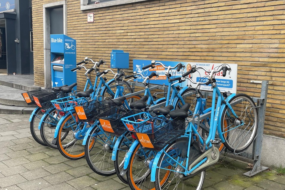De Blue-bikes staan aan de voorkant van het station.