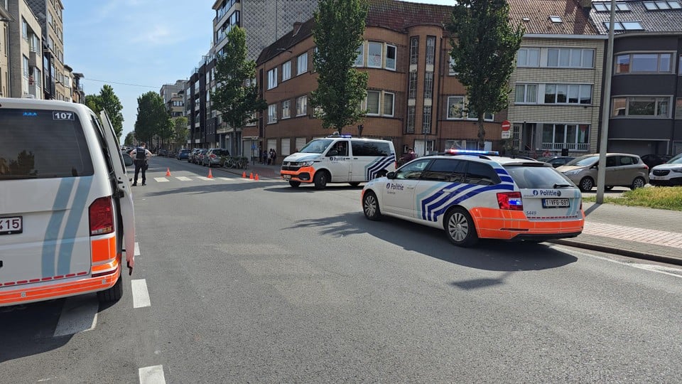 The police partially closed the busy Torhoutsesteenweg for traffic.
