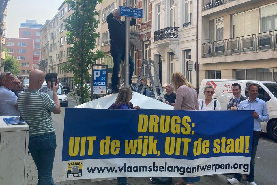 Antwerps lijsttrekker Filip Dewinter hangt een ‘zonder granaat’-straatnaambordje op in de Gounodstraat.