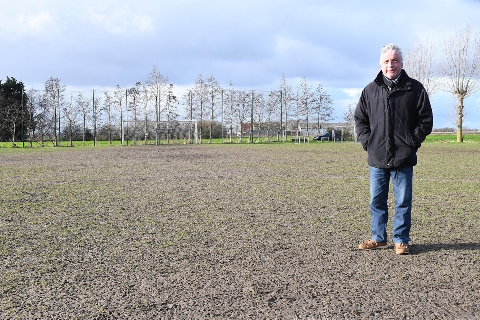 Marc Deprez toont het voetbalveld van Keiem. Er is meer modder dan gras.